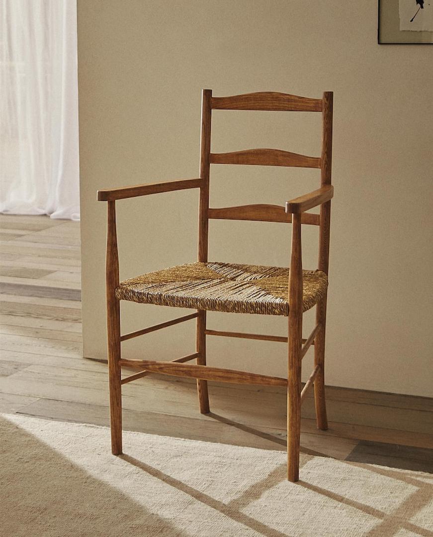 Stolac od drveta izgleda vrlo elegantno, na sniženju košta 199 eura