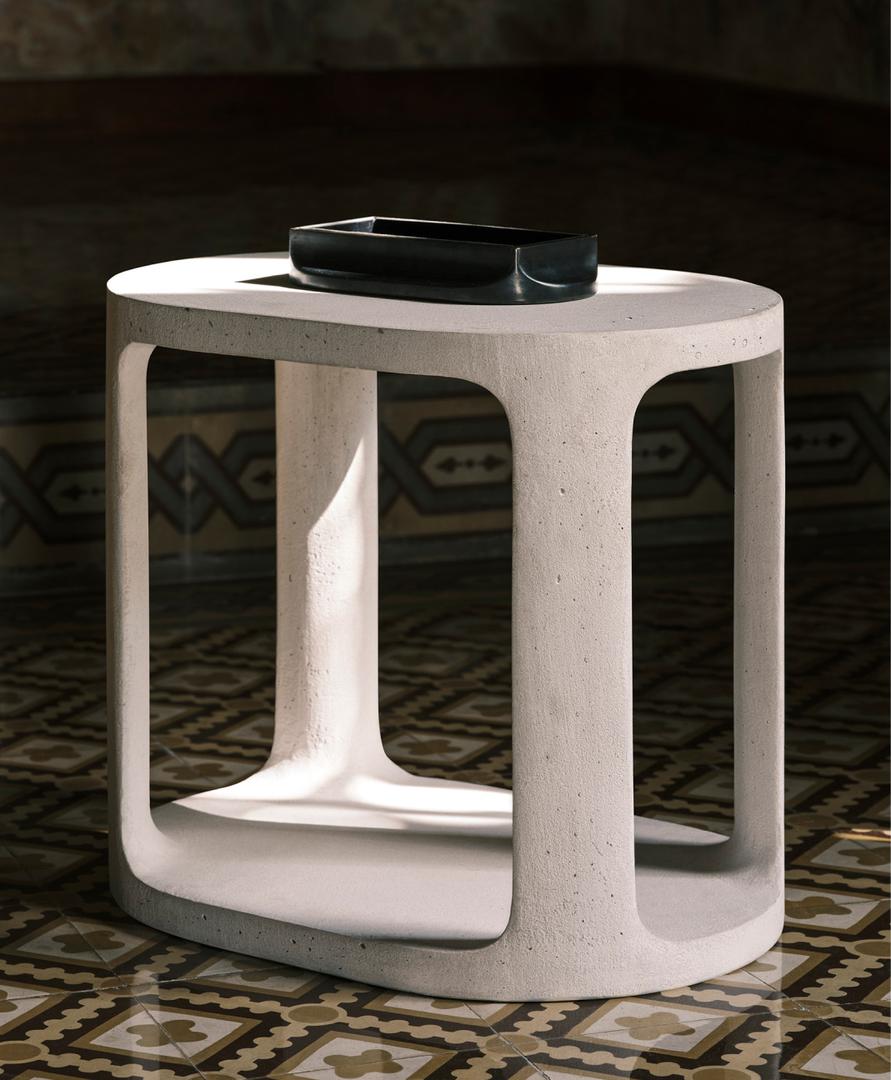 Atraktivan stolić izrađen je od betona i premazan intenzivnom bijelom bojom