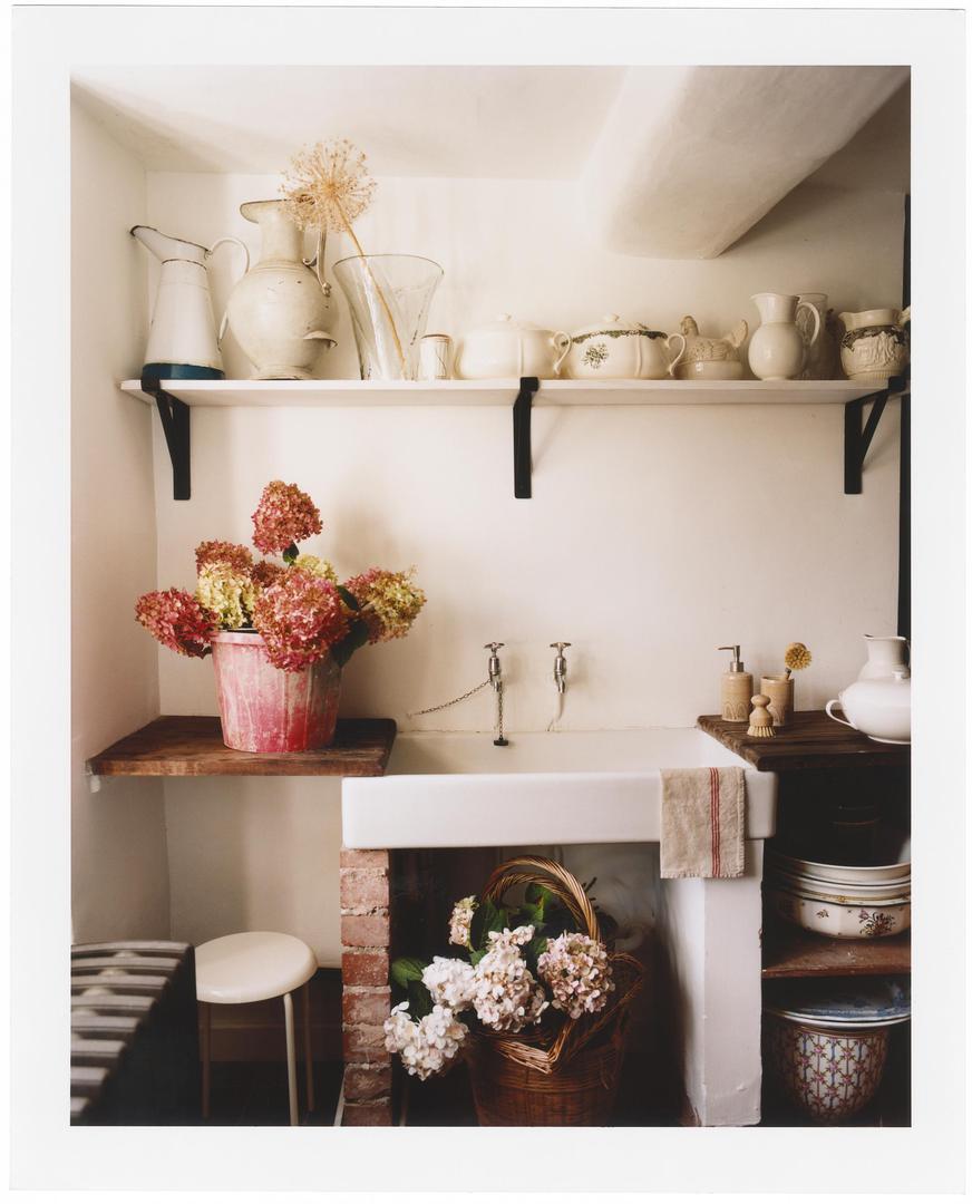 Kuhinja koja podsjeća na kuhinje kakve su nekad bile - s velikim sudoperom