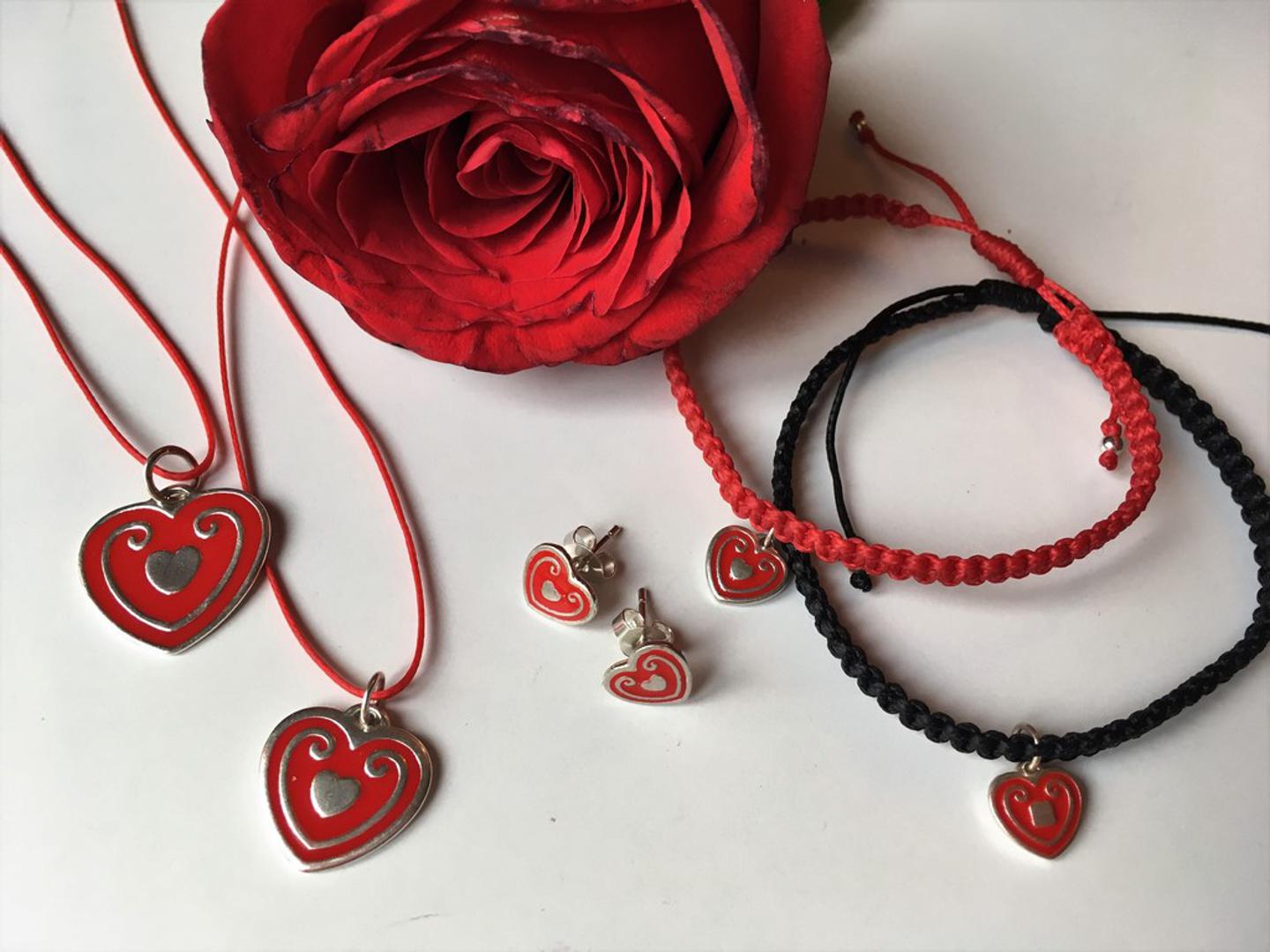 Licitarsko srce oduvijek je tradicionalno bilo znak simpatije i ljubavi, a u ovoj poznatoj zagrebačkoj radionici nakita napravili su od njega vrlo moderne i prelijepe komade nakita koji osvajaju i najtvrđa srca