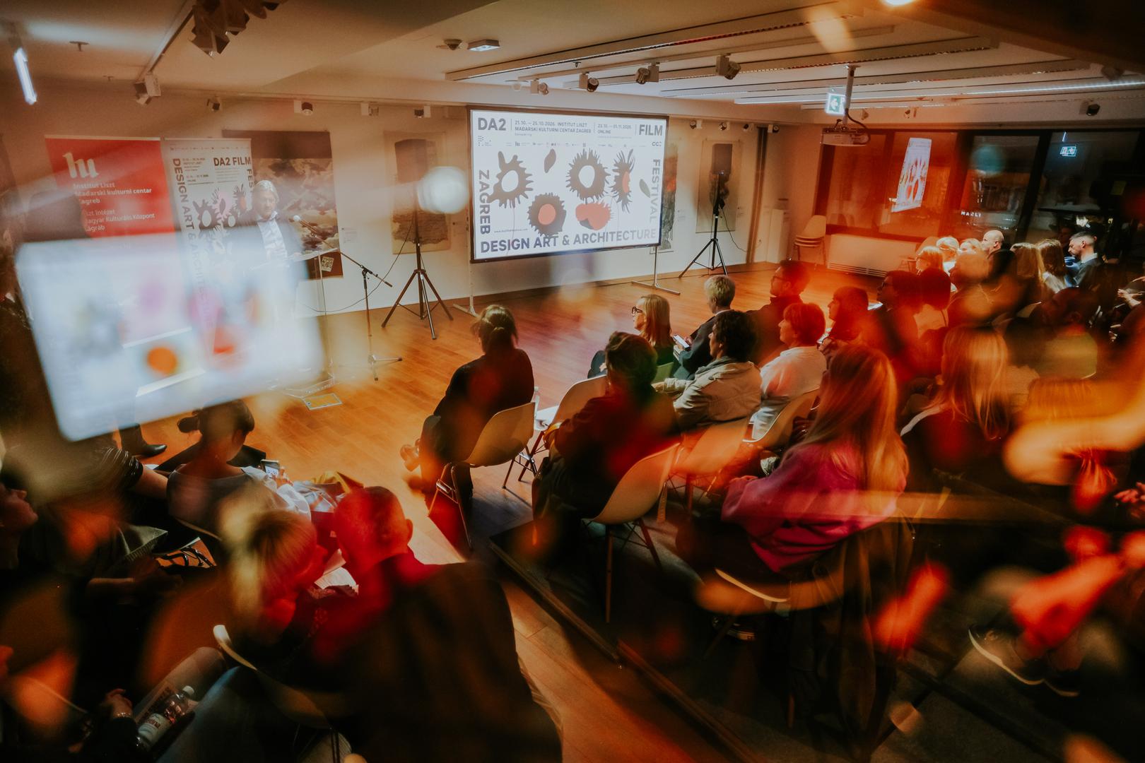 U petak nas u Institutu Liszt - Mađarskom kulturnom centru očekuje „Portal“ redateljice Erike Kapronczai, koji otkriva osebujan, mračan i futuristički svijet mađarskog arhitekta, industrijskog dizajnera i vizualnog umjetnika Attile Ferenczfyja-Kovácsa. Nakon projekcije razgovoru „Šta DA?“ će se pridružiti producent filma Peter Kozma.