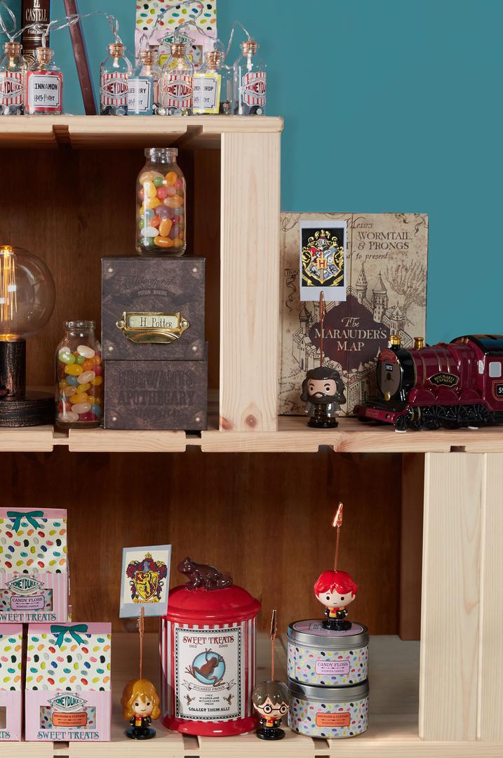 Ljubitelji malog čarobnjaka Harryja Pottera pak će se oduševiti kolekcijom koja će vaš dom pretvoriti u Hogwarts