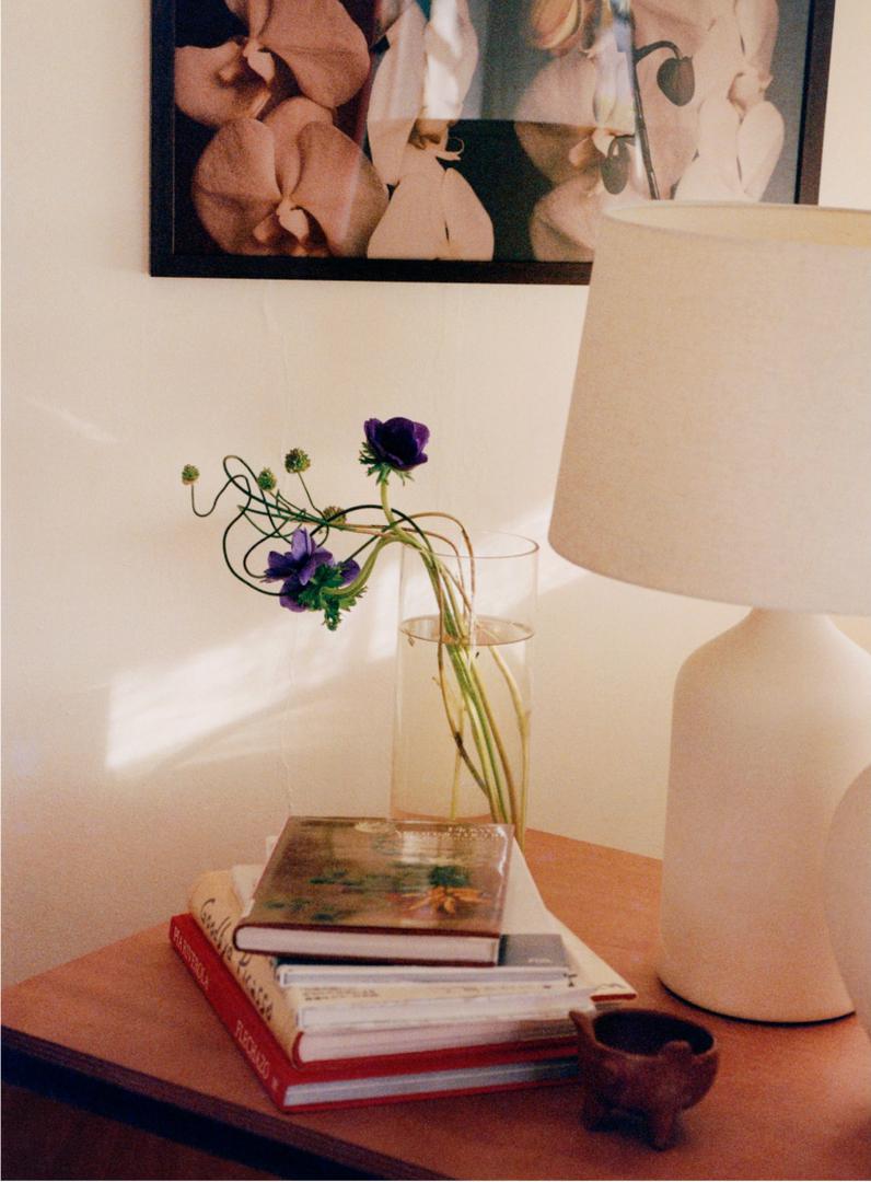 Detalji koji se uvijek mogu naći u spavaćoj sobi, vaza s cvijećem, lampa, mirisne svijeće...