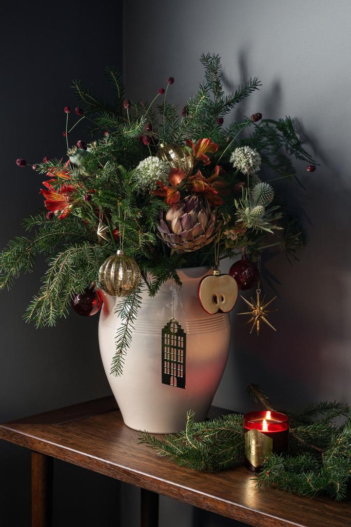 Ove sezone jako je popularno imati nekoliko ukrasnih punktova u domu. Iskoristite vazu ili teglu za cvijeće za još jedan blagdanski kutak