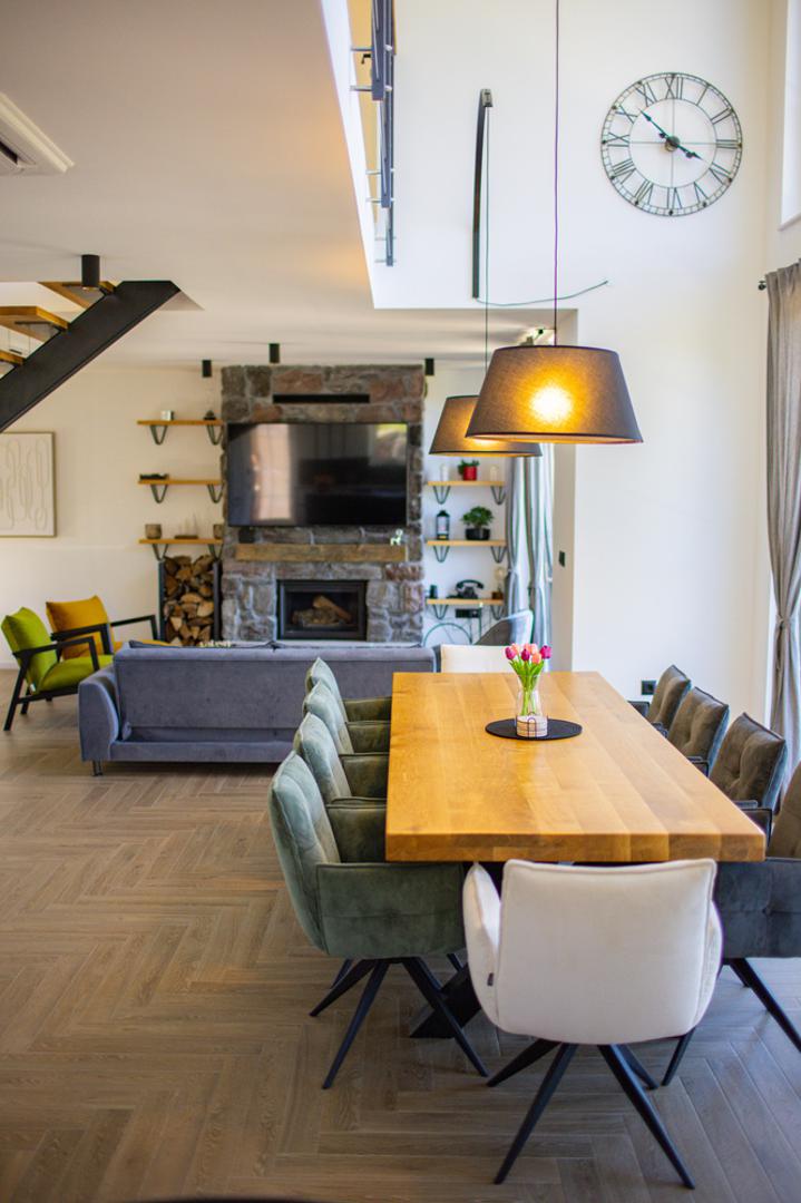 Ljetni mjeseci donose ugodnije temperature u odnosu na obalu, a blizina mora omogućuje jednostavne jednodnevne izlete. Jesen obilježavaju boje šume i sezona gljiva te šumskih plodova, što privlači sve veći broj posjetitelja.