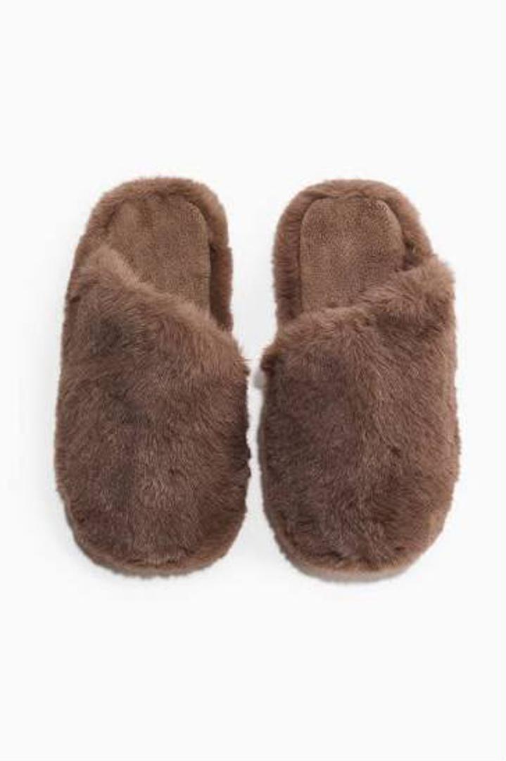 Papuče od umjetnog krzna
H&M home €14,99 
