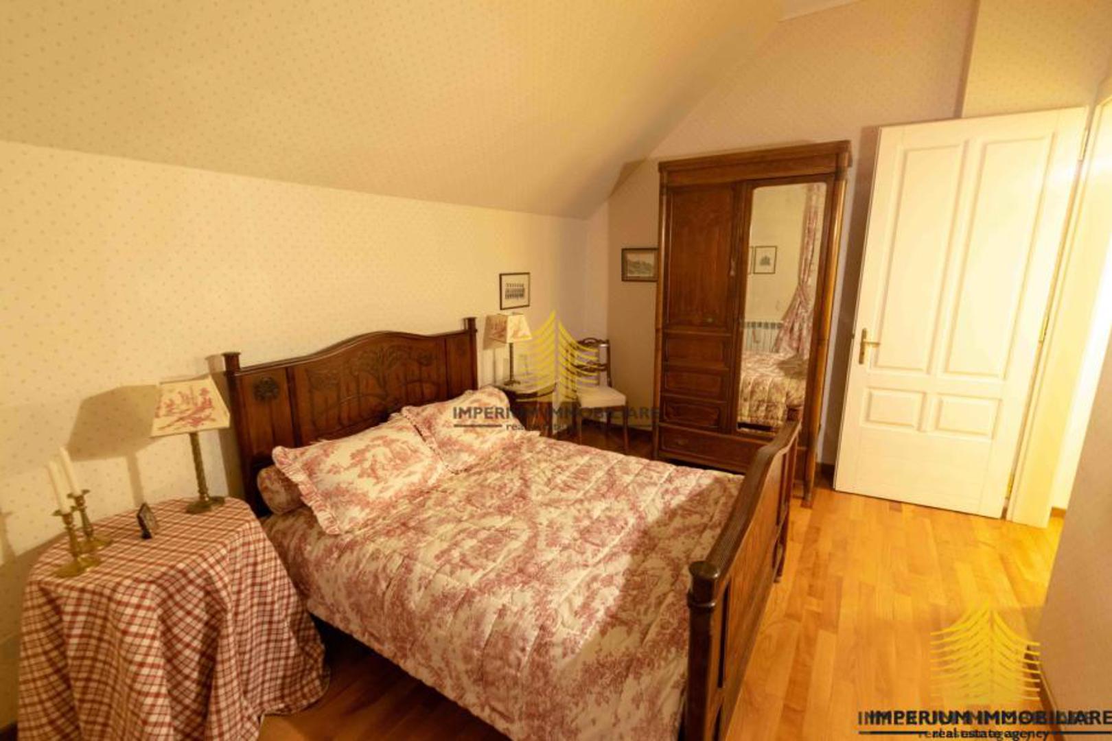 Luksuzni sadržaji uključuju bazen, jacuzzi, saunu, wellness, fitnes, roštilj te klimatizaciju, što ovu nekretninu čini savršenom za opuštanje i rekreaciju u vlastitom domu.