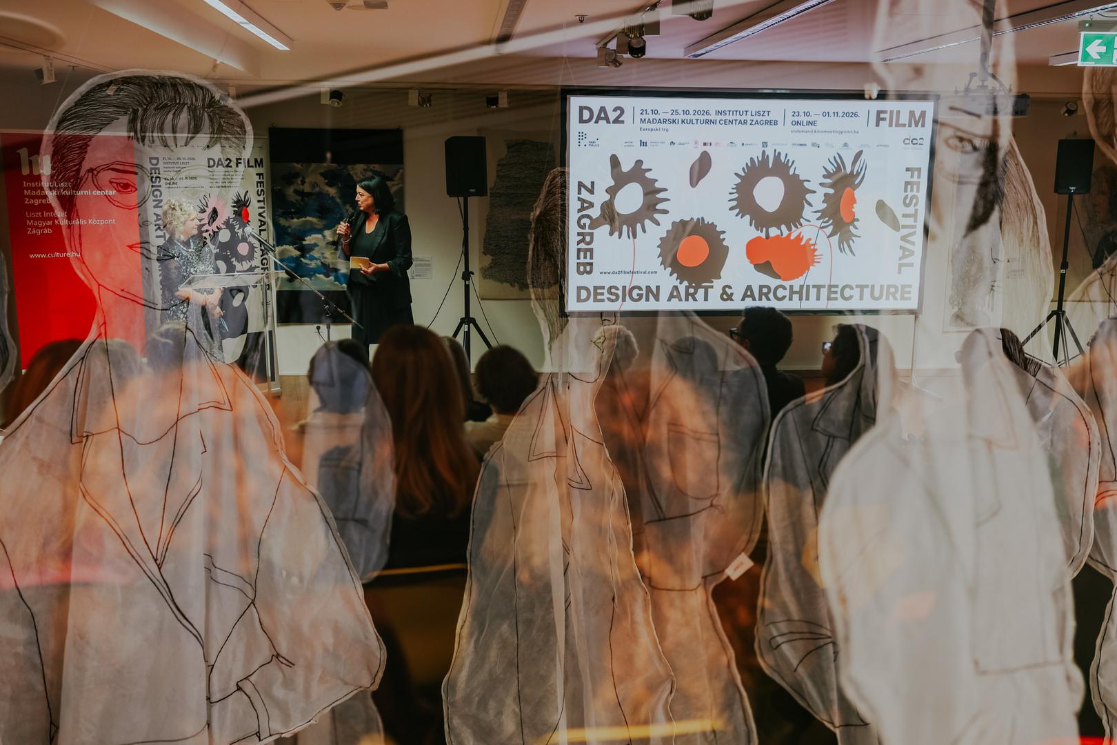 Subotnji program donosi posebnu projekciju filma „Charlotte Perriand: Pionirka umjetnosti življenja“ redatelja Stéphanea Gheza, o francuskoj arhitektici i dizajnerici koja je svojim radom obilježila moderni dizajn