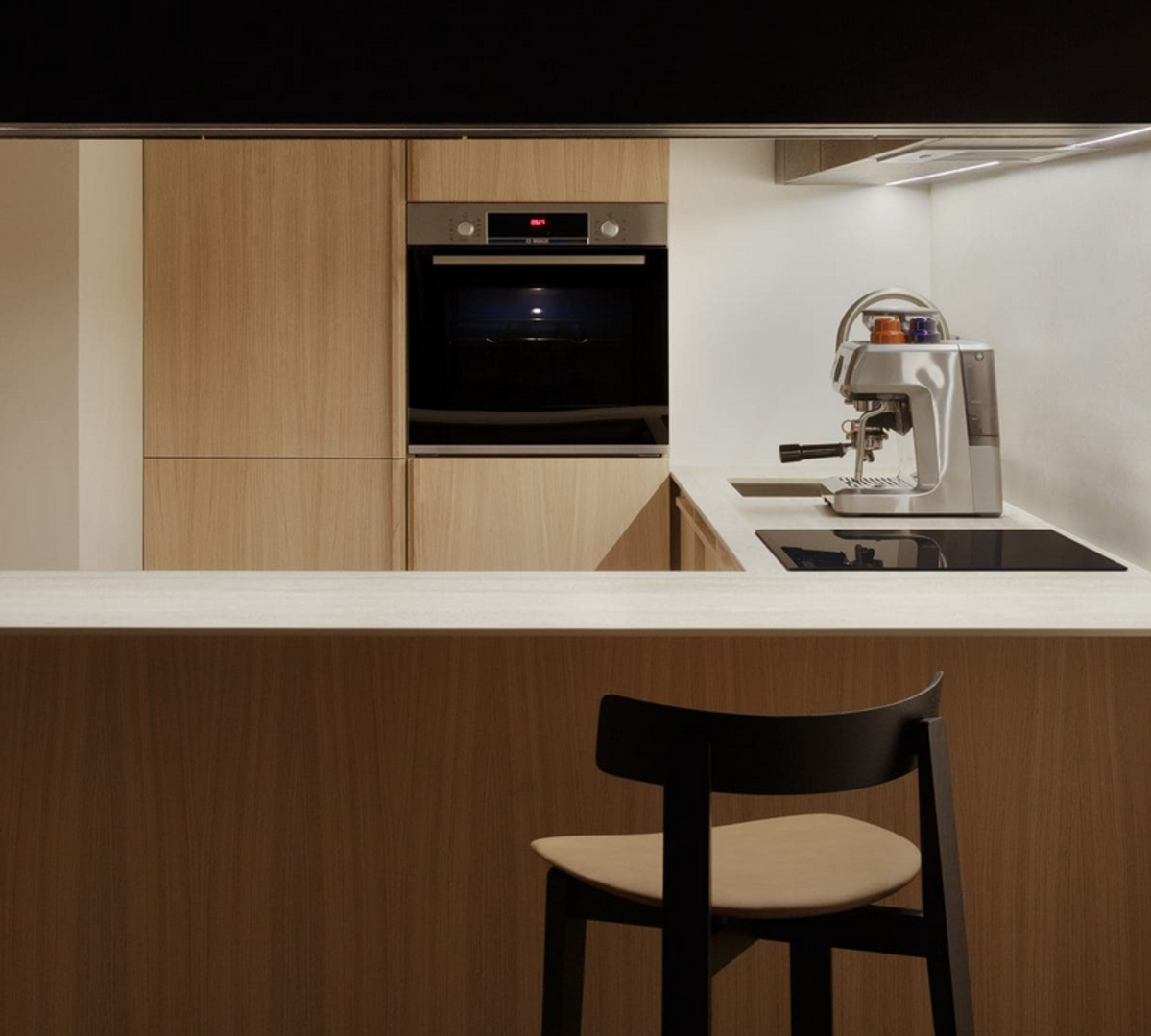 Kuhinja s otokom vrlo je funkcionalna, unatoč skromnim dimenzijama