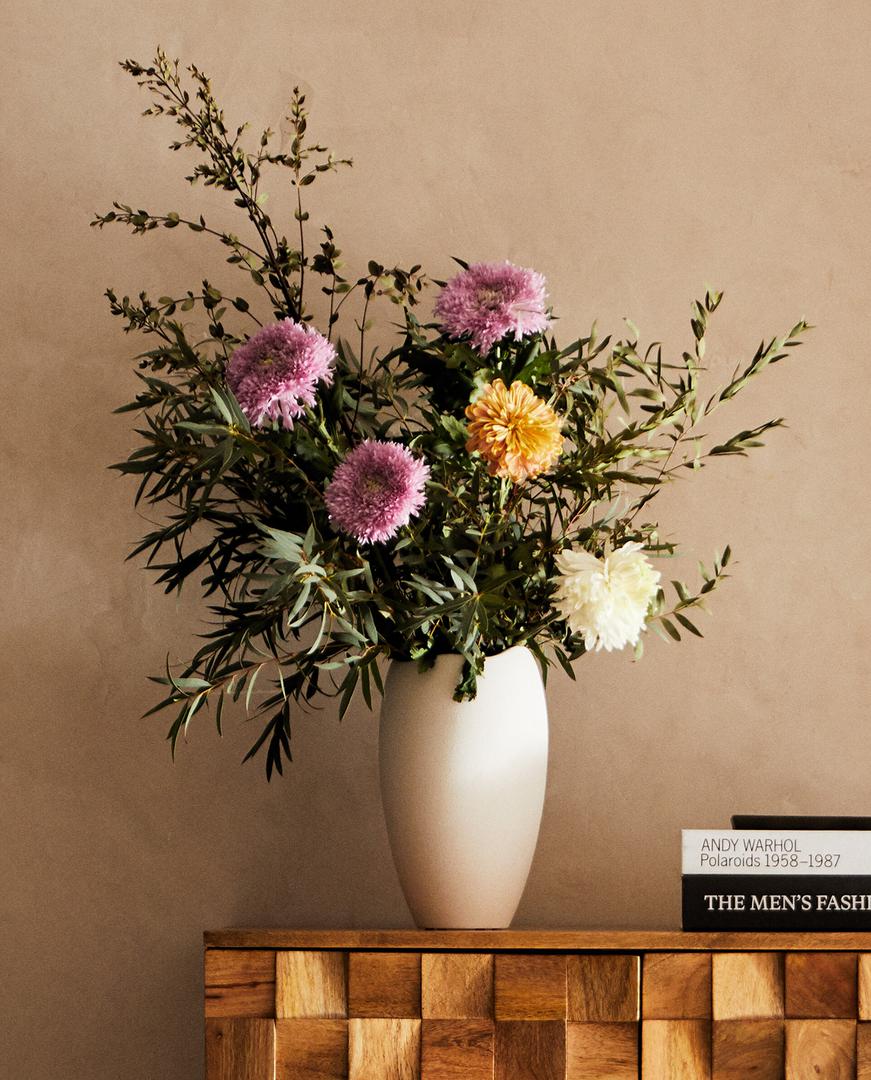 Bijela vaza i bez cvijeća zanimljiv je ukras u domu