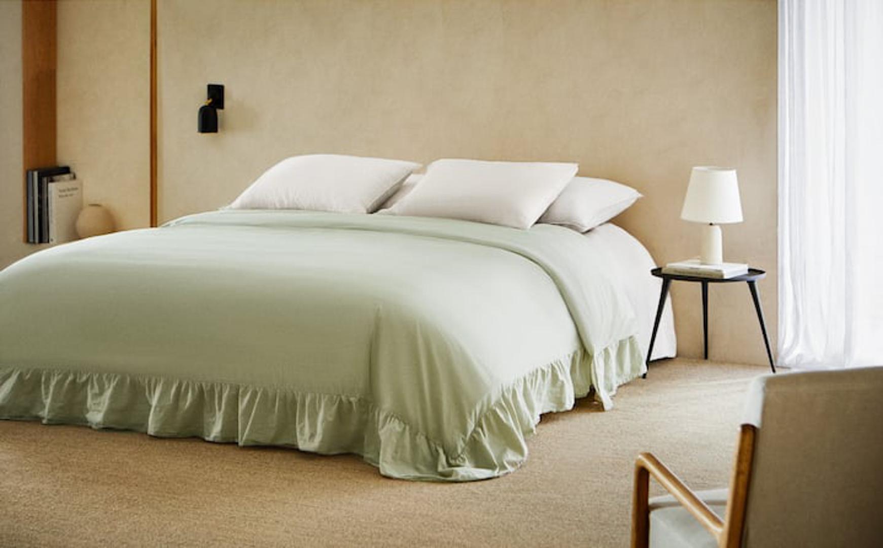 Pastelni tonovi daju šarm spavaćoj sobi, a ovaj prekrivač snižen je 30 posto