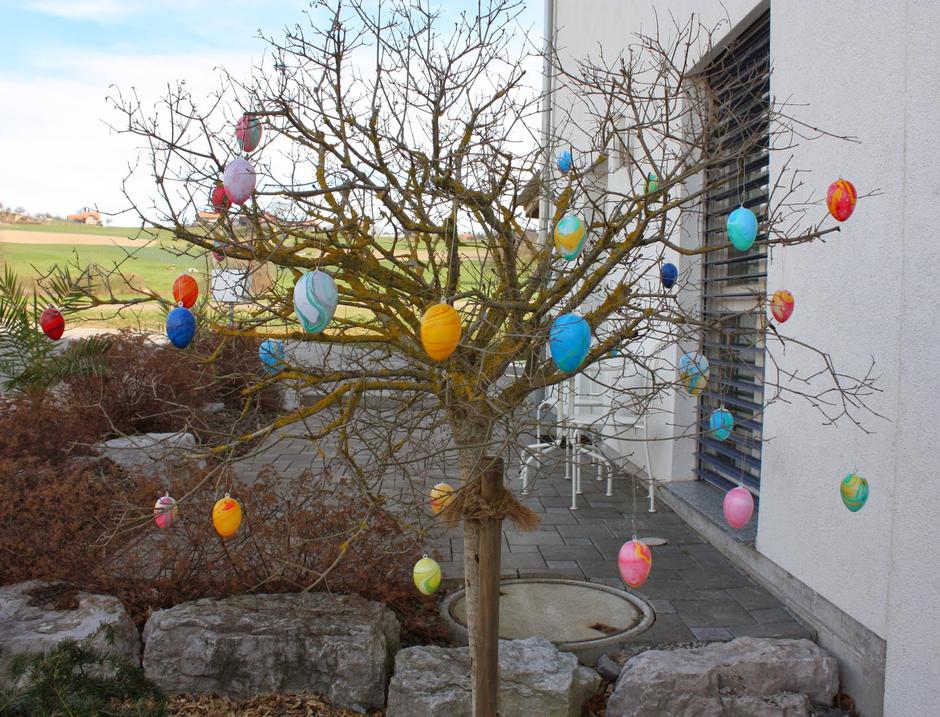 uskršnja jaja na drvetu