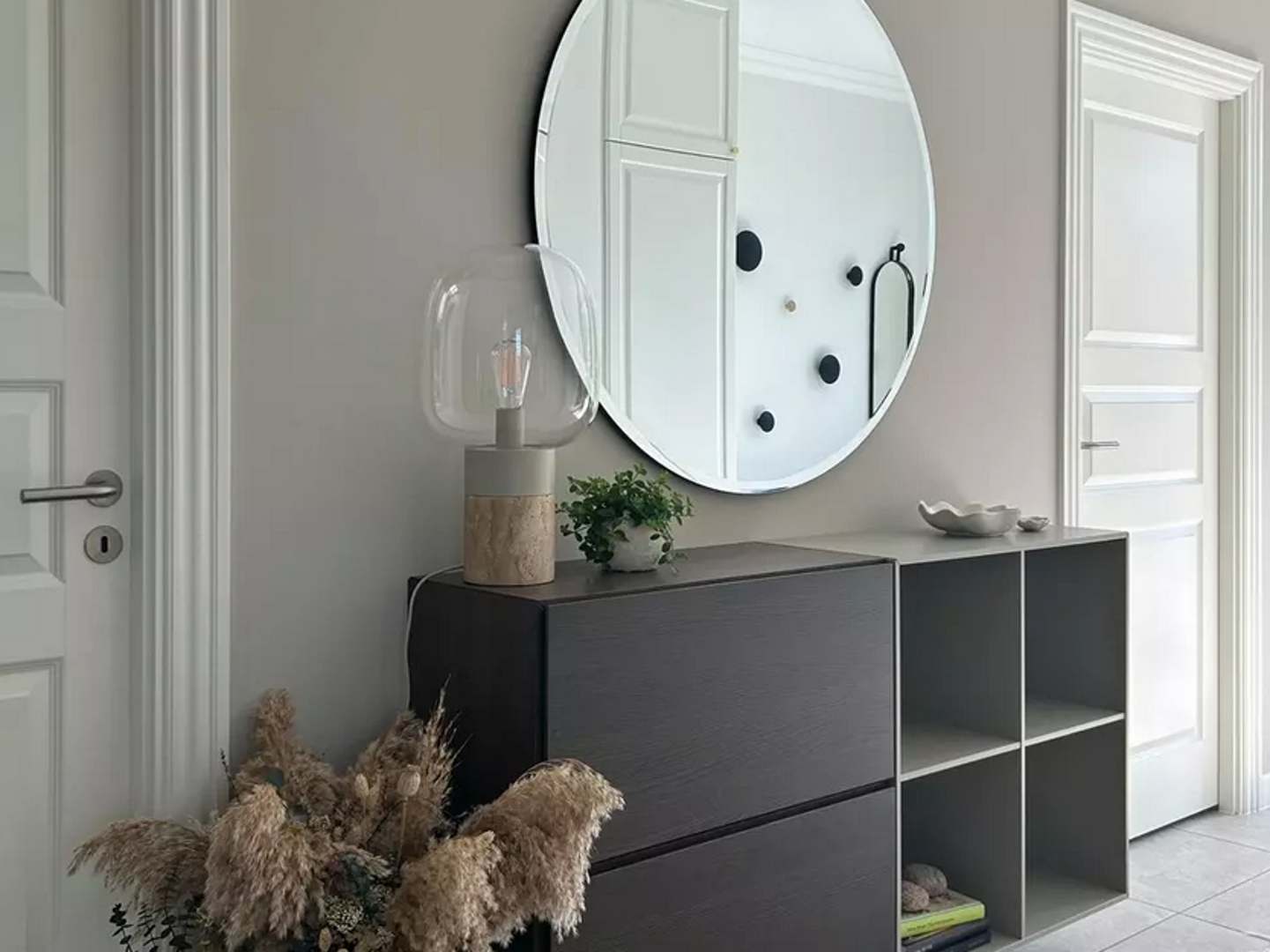 Pažljivim pozicioniranjem ogledala prostor se doima većim nego što jest