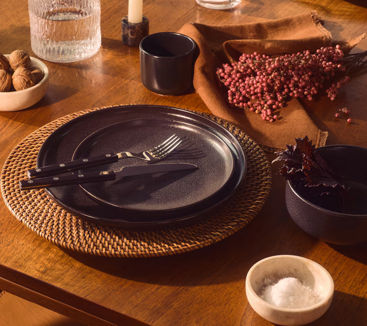 Kad pak govorimo o blagovaonici i posuđu, ove sezone hut je tamno posuđe