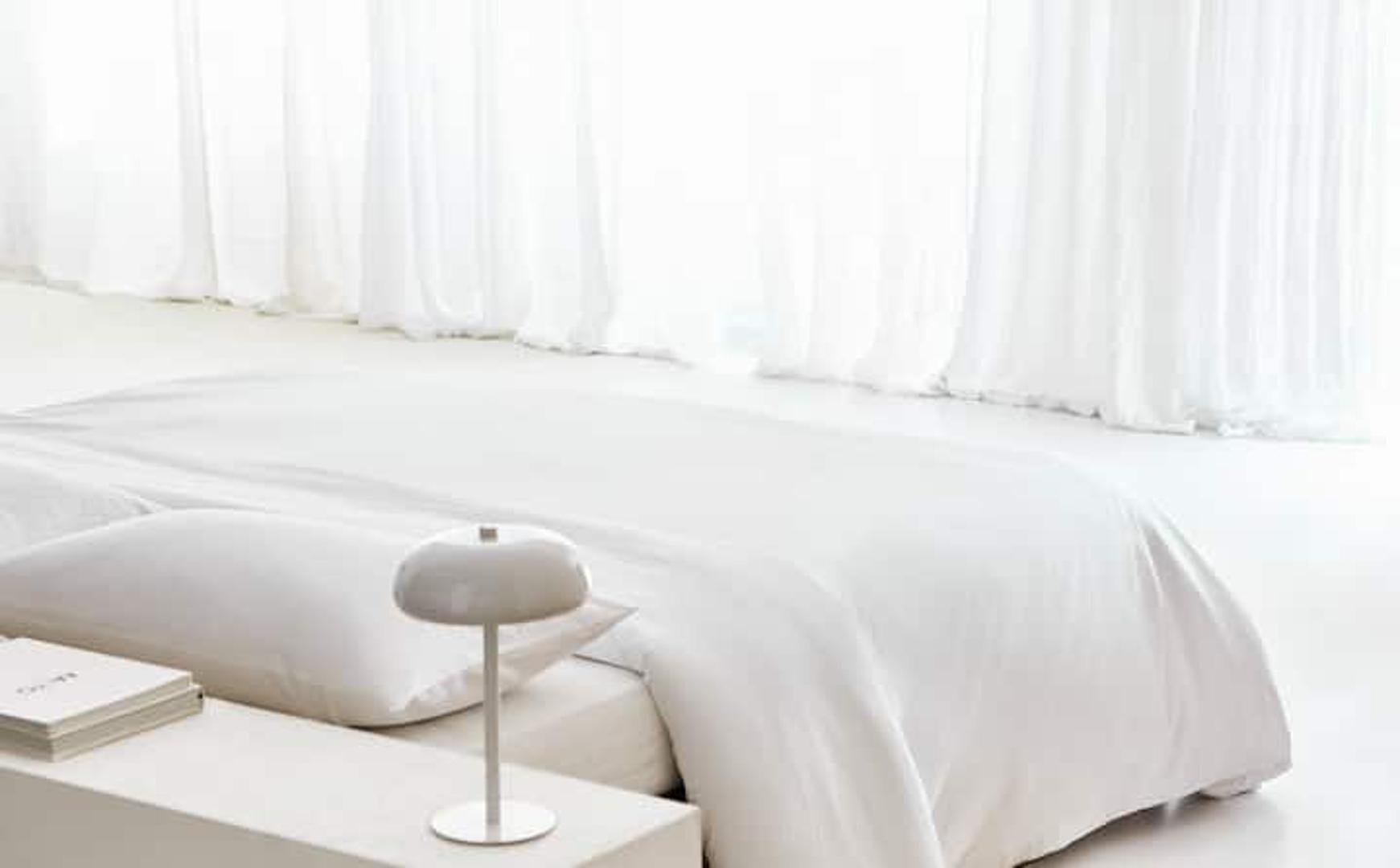 Potpuno bijela spavaća soba, s bijelom posteljinom, detaljima i zavjesima vizija je koju imaju dizajneri Zara Home-a