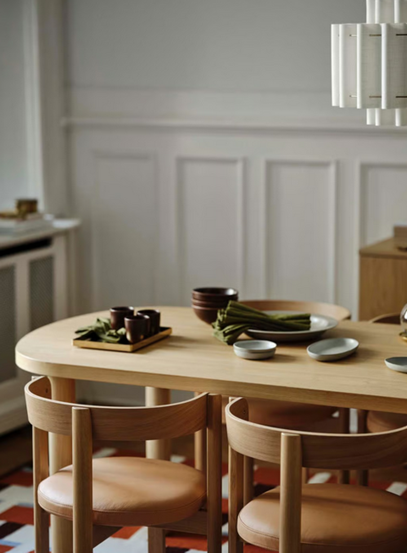 IKEA je 1985. godine lansirala kolekciju elegantnog, klasičnog namještaja s bezvremenskim dizajnom. Nazvala se STOCKHOLM. Tijekom četiri desetljeća kolekcija se razvila kroz osam različitih izdanja, uvijek ostajući vjerna svojim korijenima