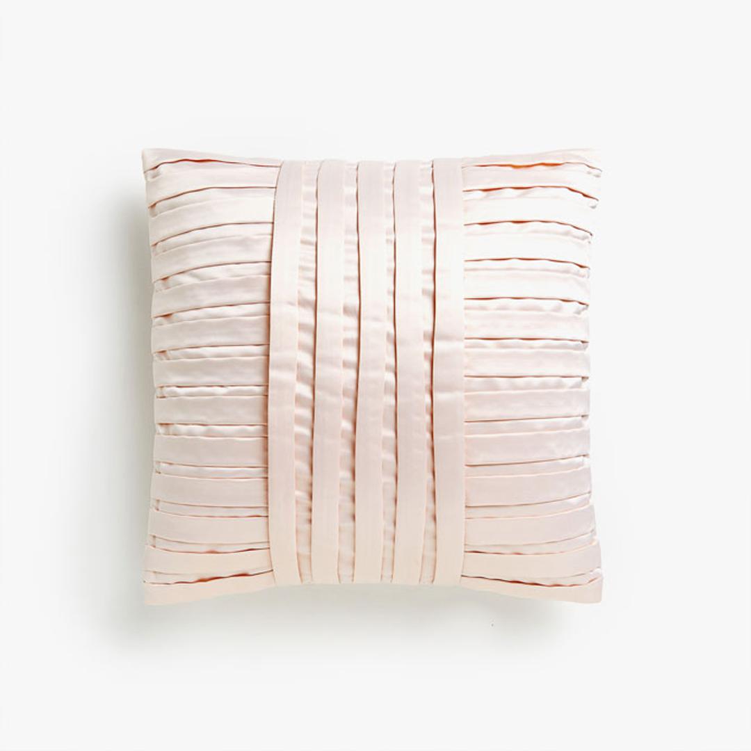 Elegantan jastuk, zanimljiva dekora i fine tkanine u njećnoj pastelnoj nijansi najavljuje proljeće, Zara Home, 259 kuna