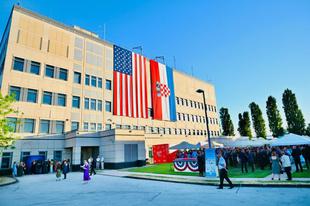 Američko veleposlanstvo u Hrvatskoj zapošljava, dovoljna je i srednja škola, godišnja plaća gotovo 30.000 eura bruto