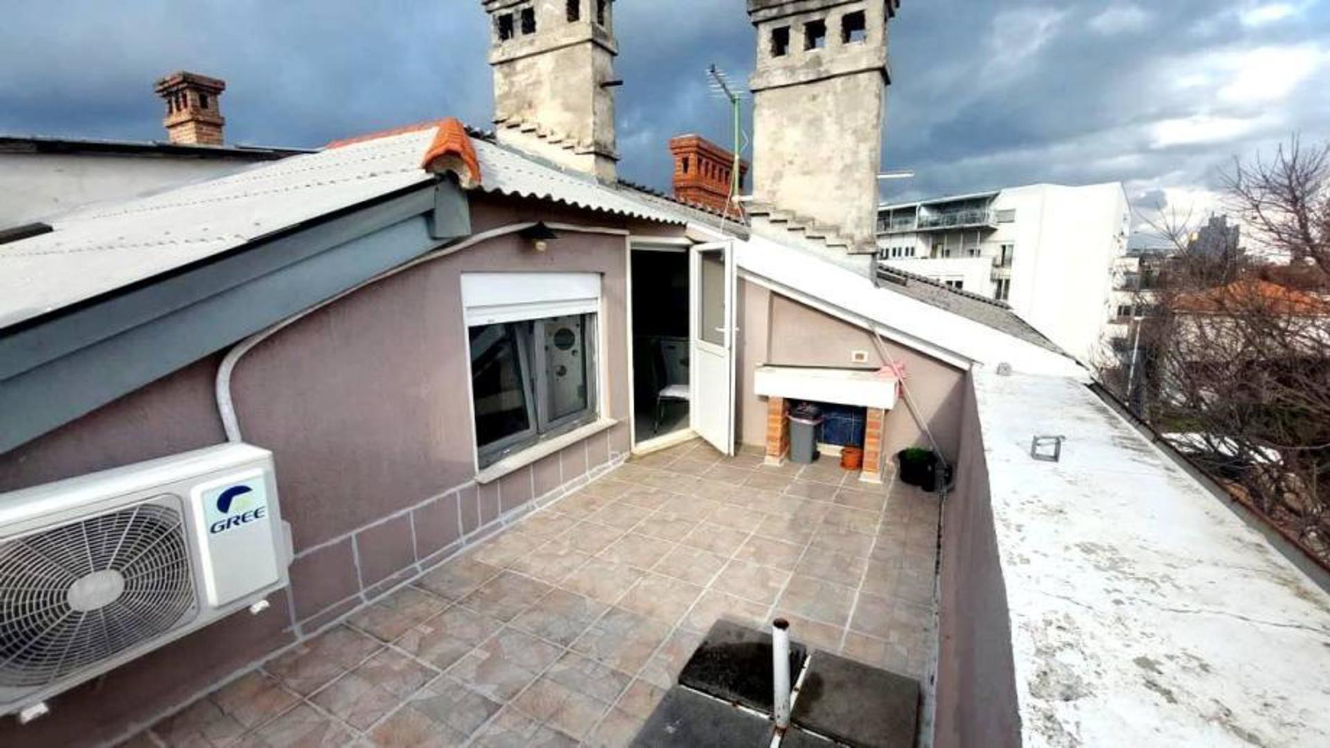 Prodaje se potpuno namješten stan od bruto 56,06m2, neto 36,67m2 u potkrovlju zgrade ulica Stjepana Radića, Zadar u blizini Gradske knjižnice,