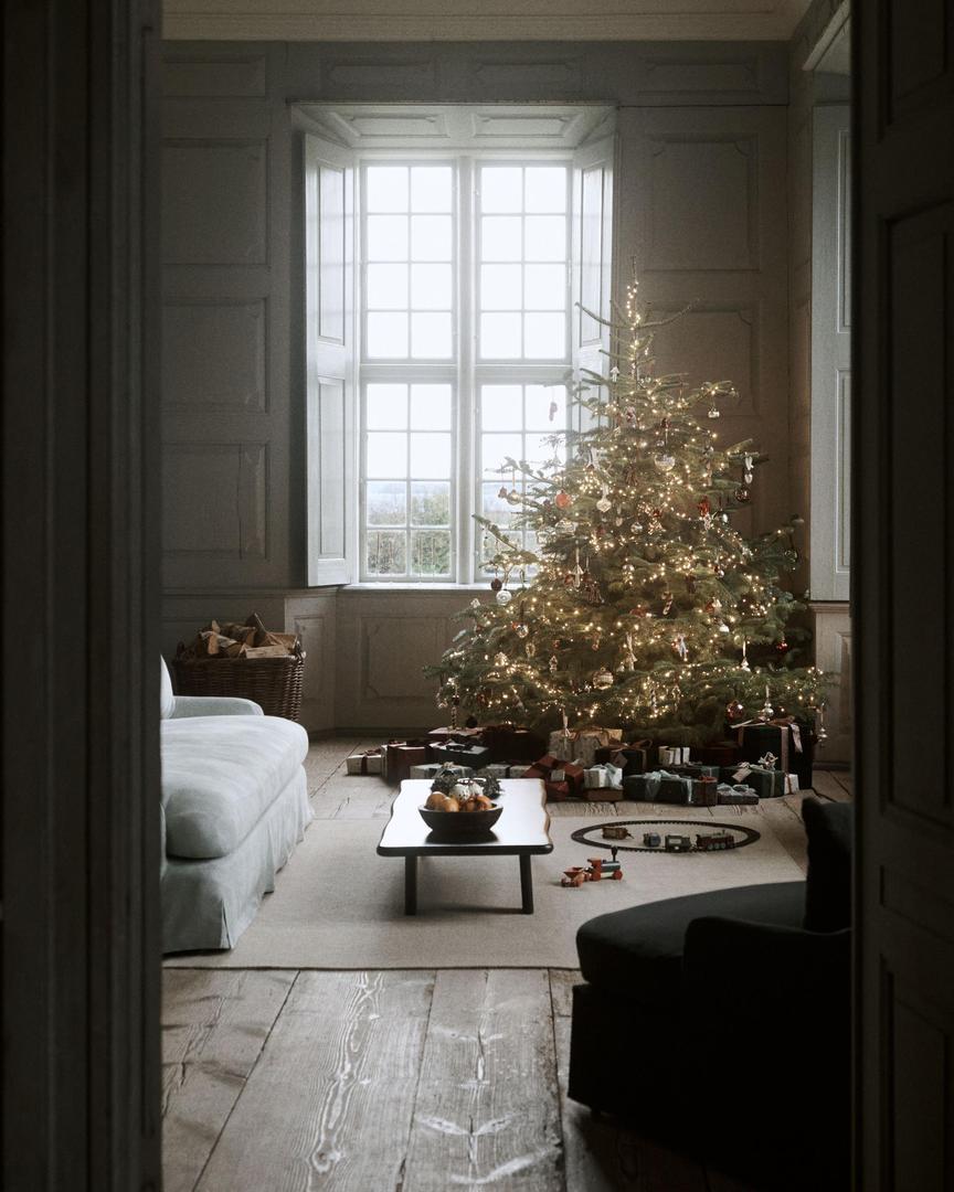 Središnja pozicija rezervirana je za božićno drvce koje je u potpunosti ukrašeno s ukrasima iz nove kolekcije brenda Zara Home