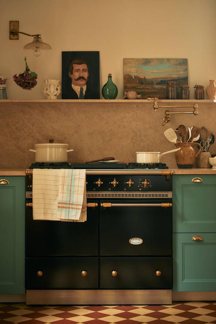 Retro štednjak odlično se slaže s emajliranim posuđem iz aktualne Zara Home kolekcije