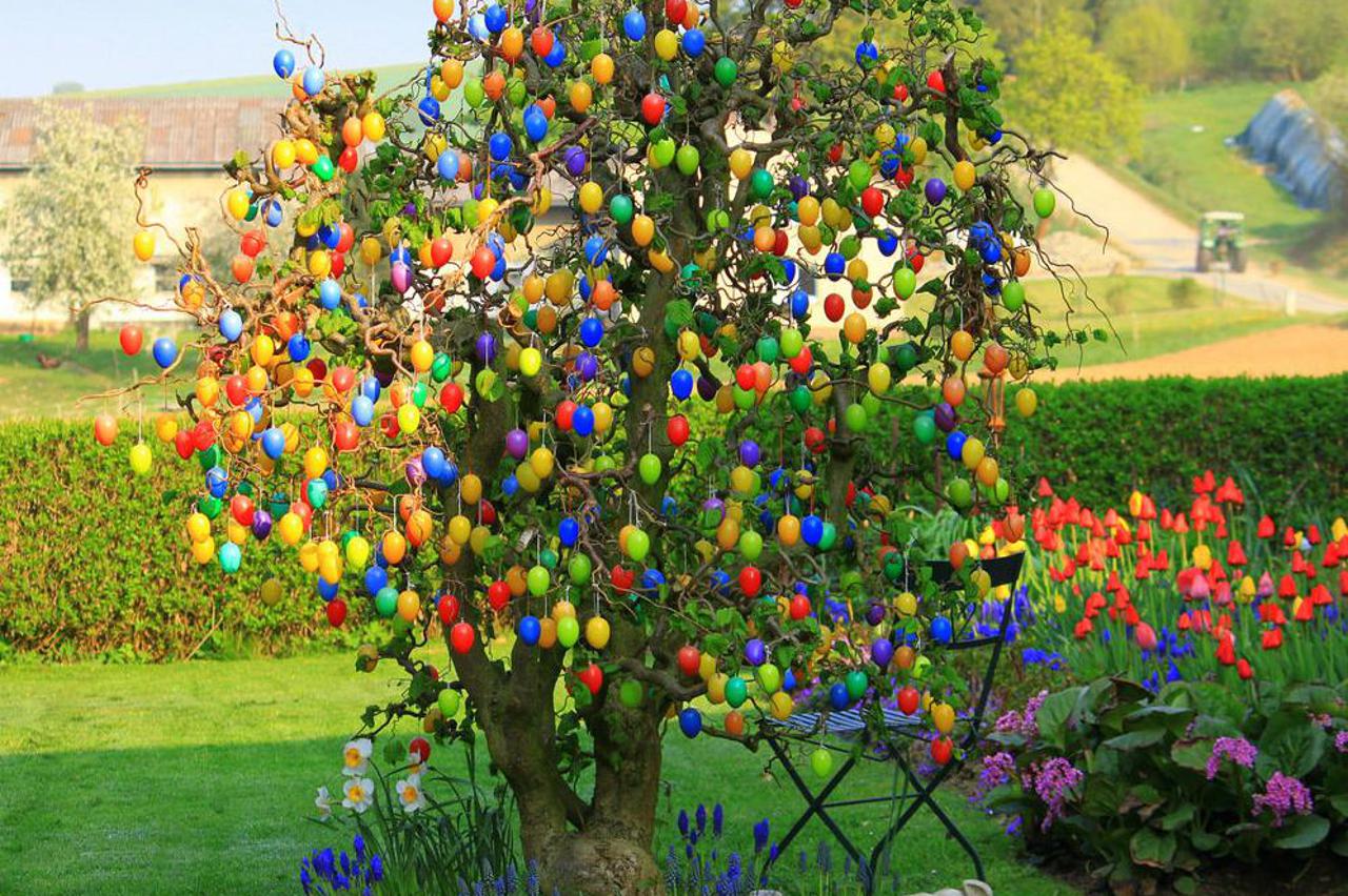 uskršnja jaja na drvetu