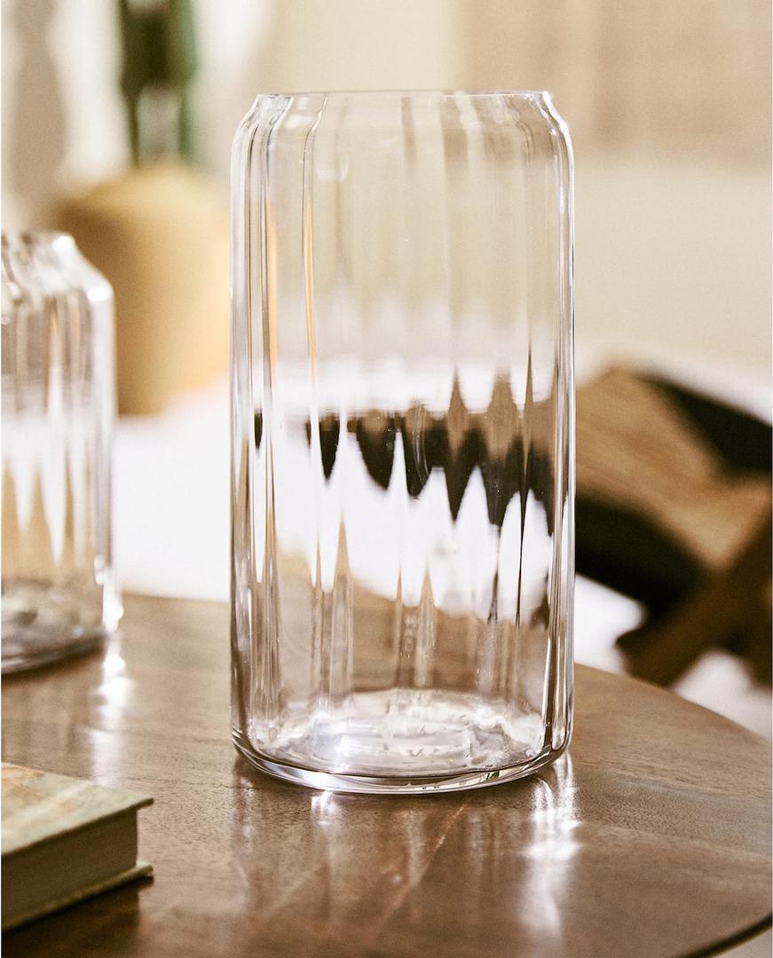 Zanimljiva vaza oduševljava jednostavnim dizajnom i svojom mogućnosšću da se uklopi u svaki interijer