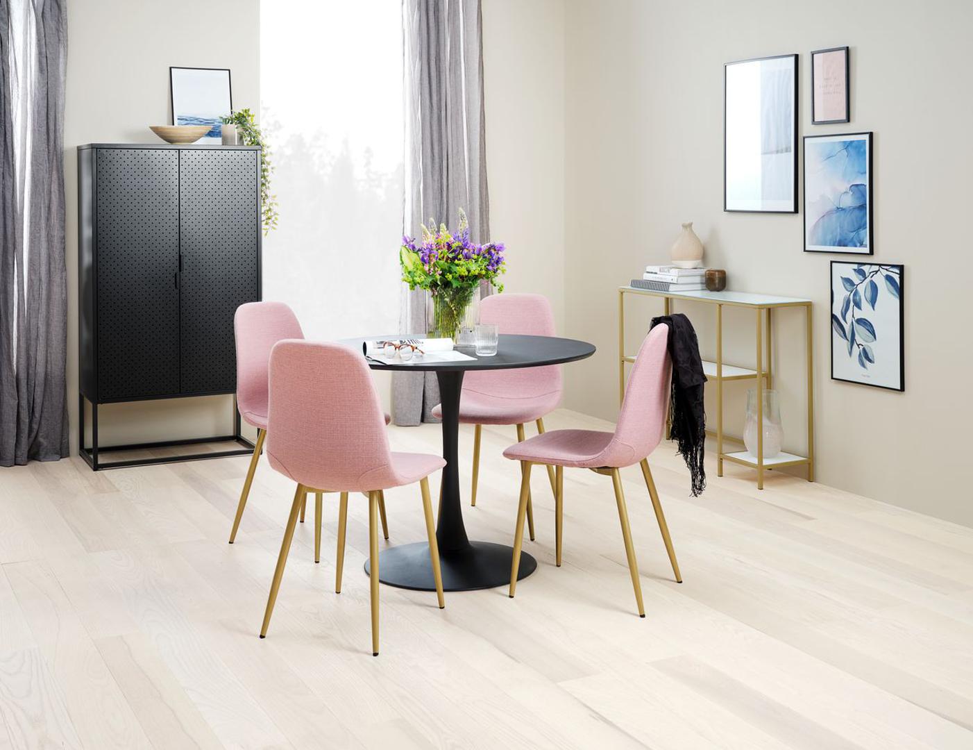 Razigran stol postić ćete kombiniranjem stolica različitih boja ili stilova, a sve i da je sam stol jednostavno dekoriran, stolice će stvoriti zaigran i kreativan prostor.  JYSK, 250 kn