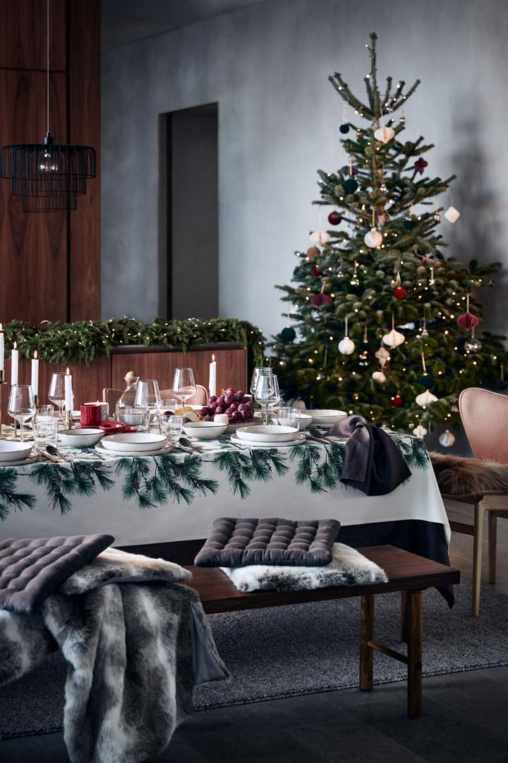 Zelene nijanse i borove iglice u kombinaciji s borovim šišarkama, stvorit će odličan šumski dizajn stola. H&M Home, 130 kn