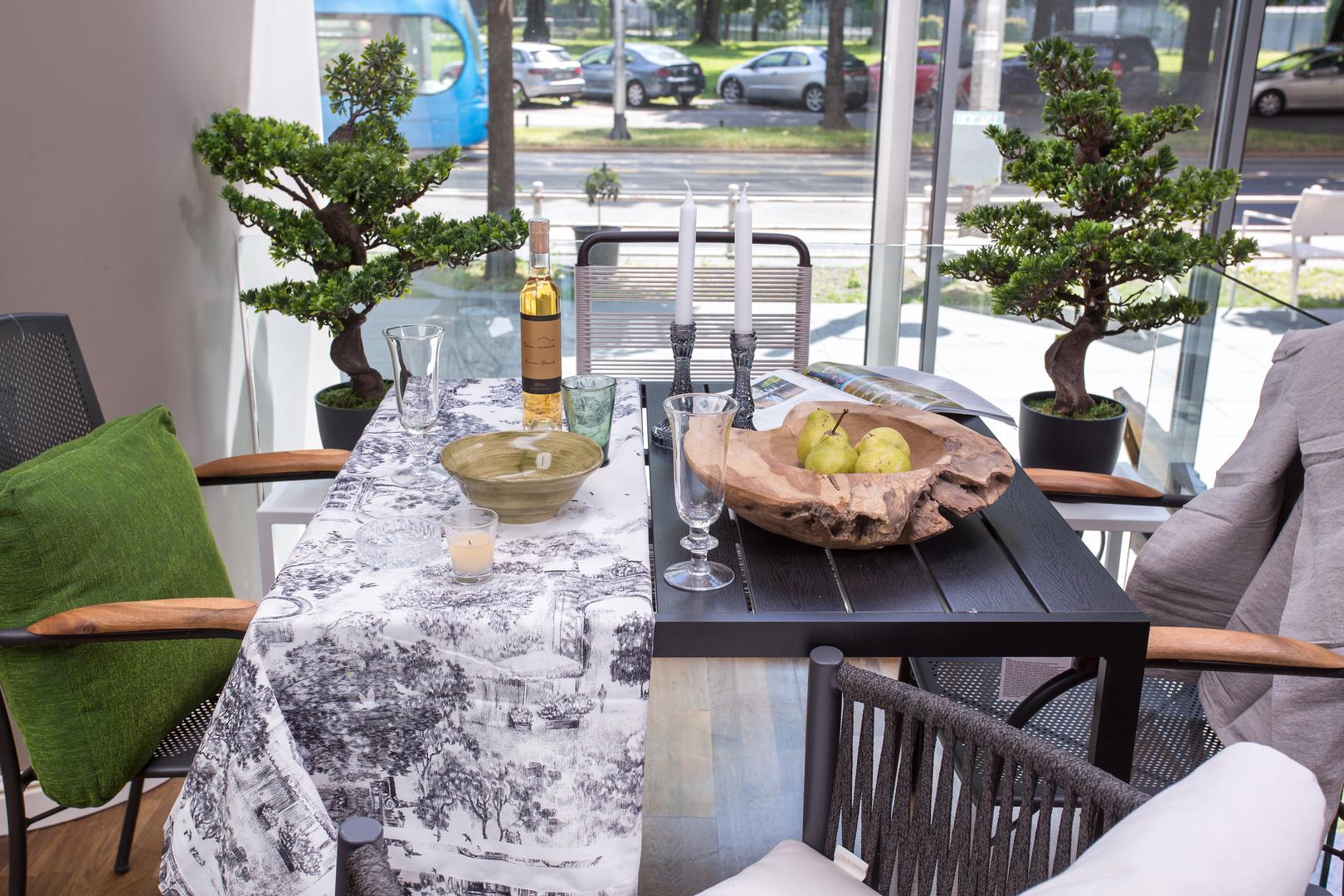 Romantična večera bit će još romantičnija uz dobar dodatak detalja i, naravno, svijeće