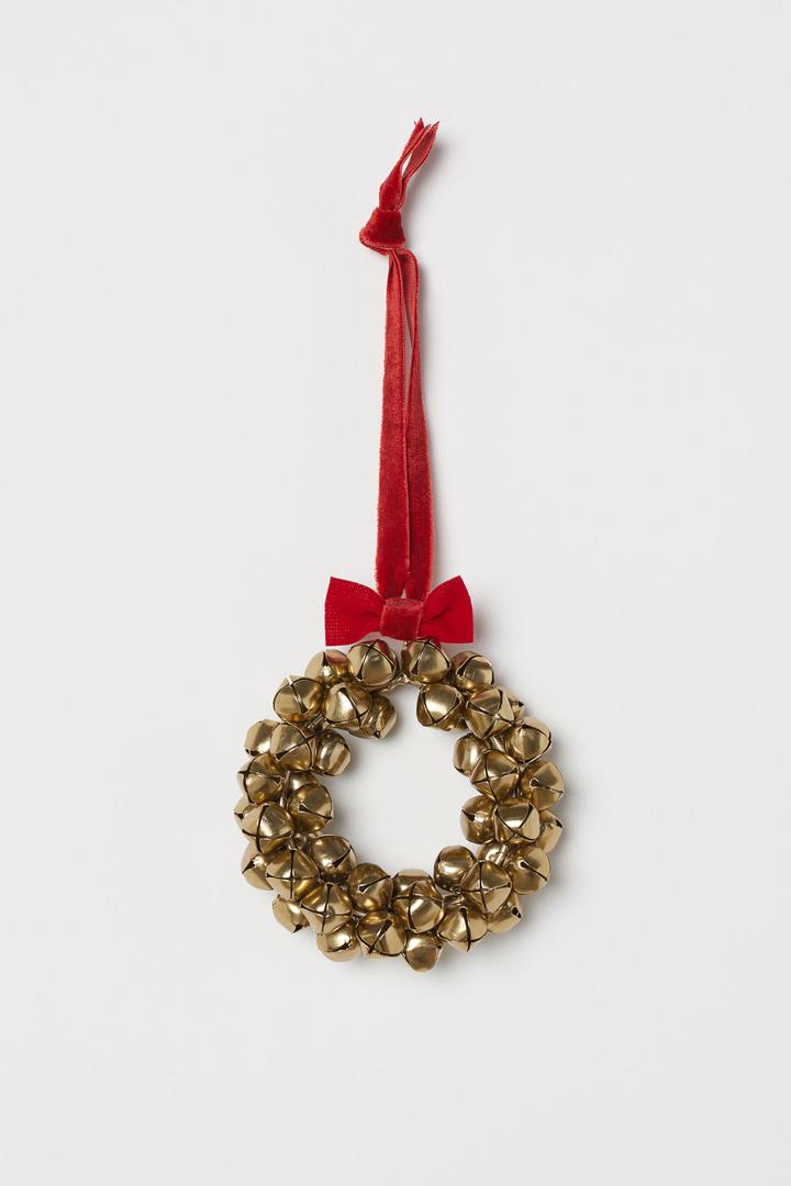 Grupirani zlatni zvončići povezani su favorit bojom Božića, crvenom. H&M Home, 50 kn