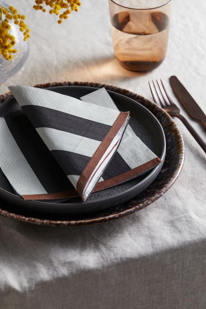 Ljetne večere bit će još čarobnije uz prugaste detalje. Odlične prijedloge imaju u novoj kolekciji H&M Home