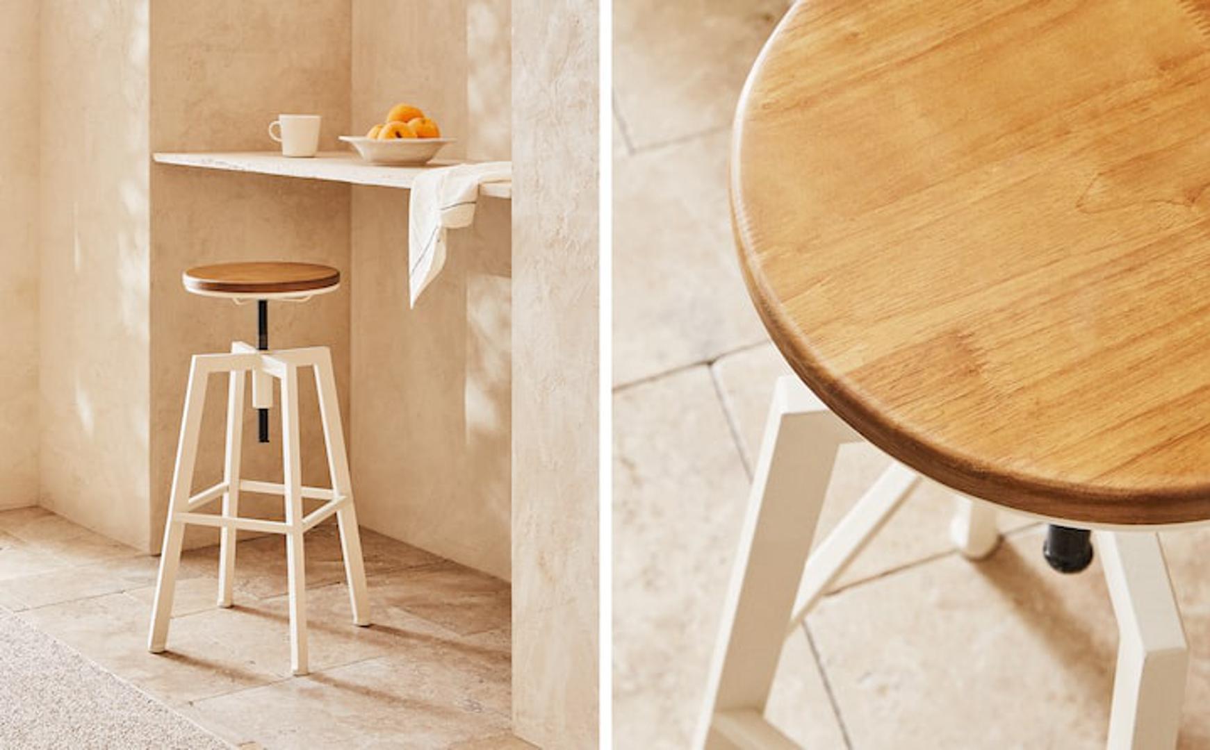 Drvani barski stolac koji se okreće odličan je izbor za manje prostore (759 kn)