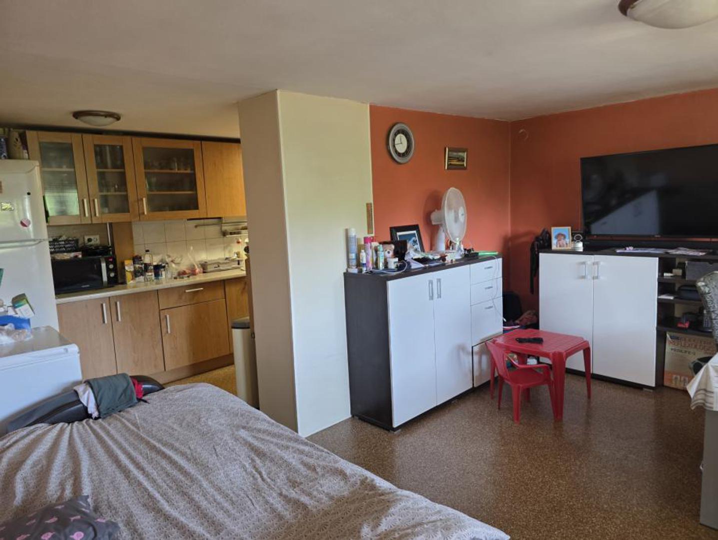 Kuća je u upotrebi, u njoj se živi, uređena je interijera, ali i spremna za adaptaciju.