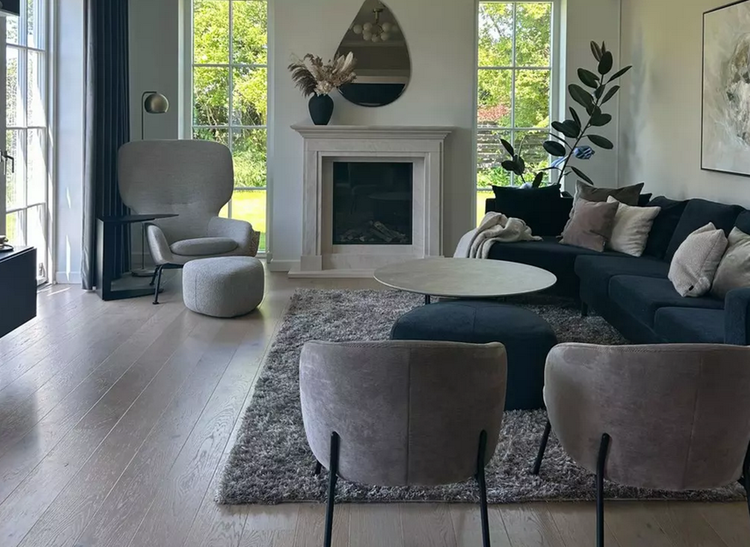 Vizualno središte dnevne zone jest kamin koji je prošao opsežnu adaptaciju i cijela stilska priča gradi se oko tog elementa