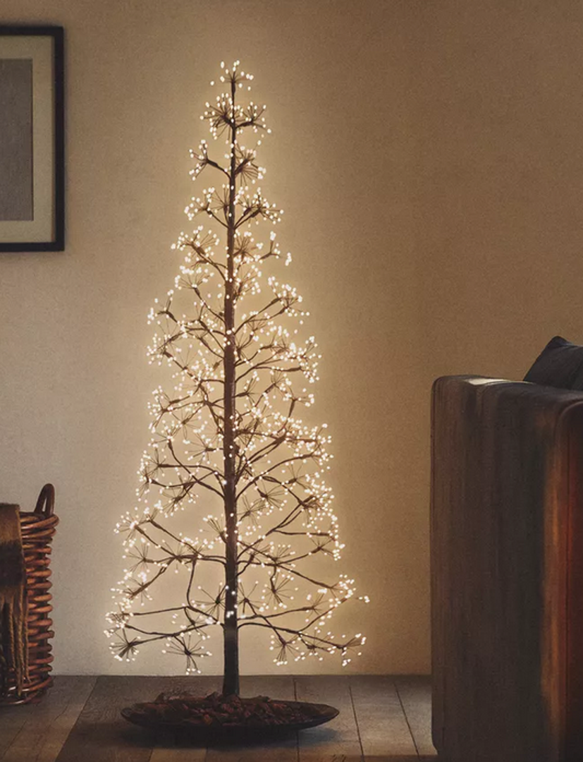 Najveće i najraskošnije božićno drvce iz ove kolekcije stoji 169 eura